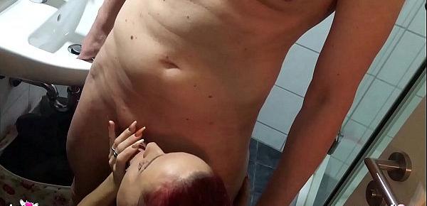  Rothaarige junge deutsche Putzfrau von alten Sack gefickt - German Redhead